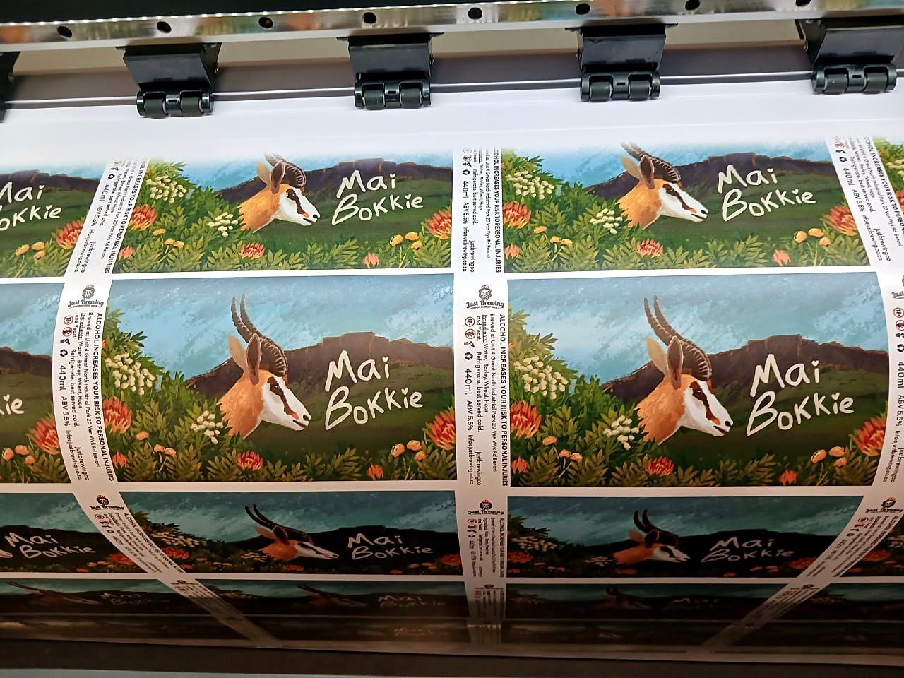 F2-1800D FastCOLOUR print: Mai Bokkie beverage labels under pinch rollers (staff still)