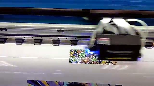Carriage printing colourful graphic on vinyl