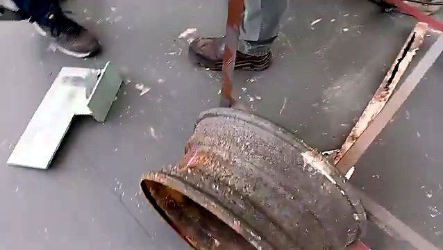 LM-V/3000 handheld laser cleaning rust off a steel wheel rim