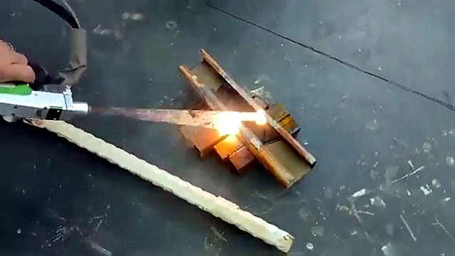 LM-V/3000 handheld laser gun cleaning rust from stacked steel angle