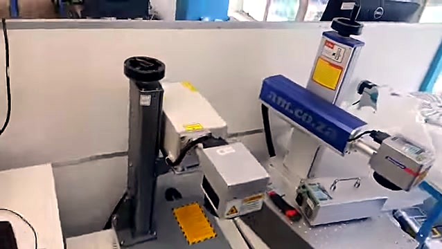 Two LabelMark-class columns; right blue am.co.za arm (SKU ask)