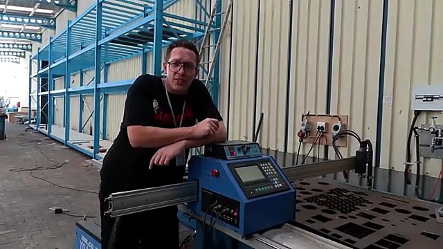 Presenter at blue MetalWise table + AM.CO base (SKU ask)