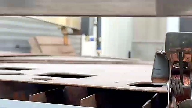 Earth clamp on metal plate over plasma slat bed (SKU ask)