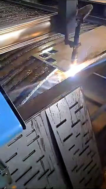 Plasma torch cutting on slat water table (SKU ask)