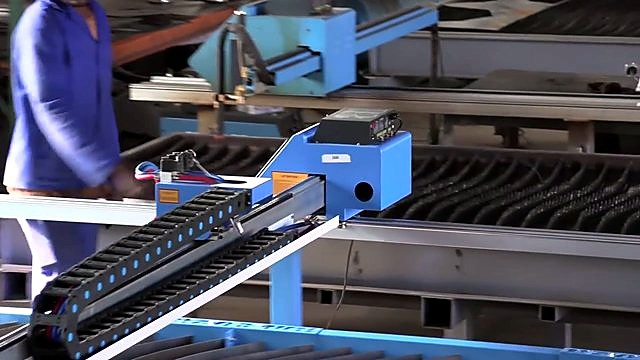 Assembled blue gantry + drag chain over wavy slat bed (SKU ask)
