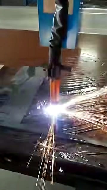 CNC plasma: bright arc cutting metal plate (SKU ask)