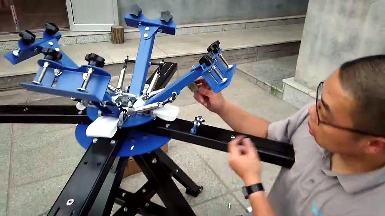 ScreenMaster-family carousel: blue screen arms + black hub assembled (SKU ask)