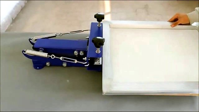 Screen down on white platen print position (SKU ask)