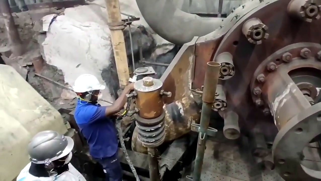 Operator aims handheld head at pipe elbow (SKU ask)