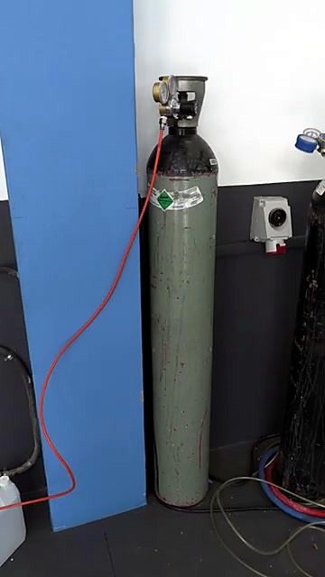 N2 shield cylinder + workbench torch setup (wattage open)