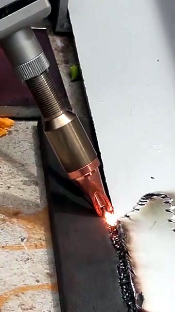 Copper bifurcated tip sparks on metal seam (SKU ask)