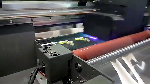 Built-in red laminator roller bonding B-film