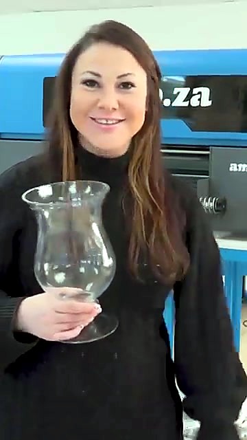 Presenter with glass vase beside am.co.za machine (SKU ask)