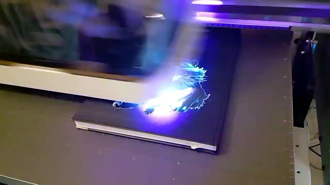 Tiger graphic forming under UV head (SKU ask)