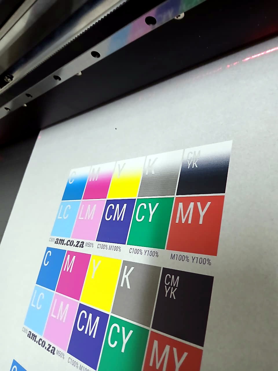F2-6090C FlatPrint UV: wax-paper CMYK test chart under CCD laser line (staff still)