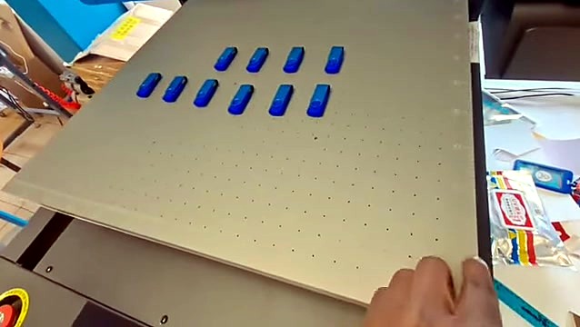 Vacuum-holed bed with two rows of blue blanks (SKU ask)