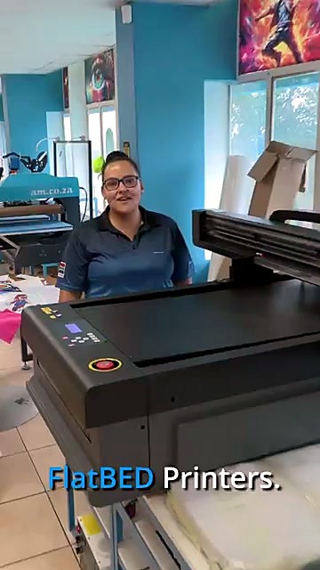 Presenter beside FlatPRINT flatbed overview (SKU ask)