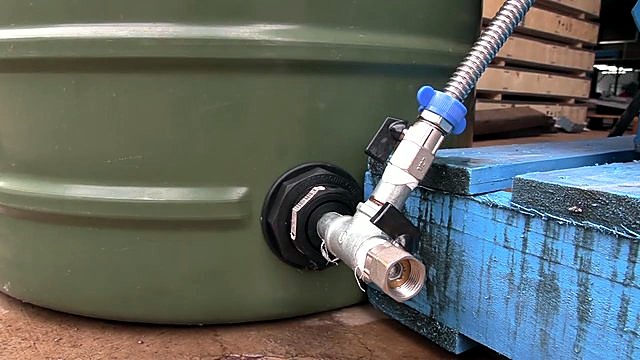 Dark-green water tank outlet valve + braided hose (SKU ask)