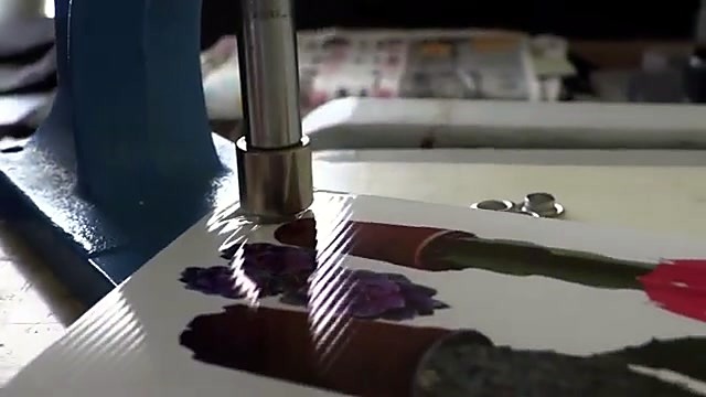 Blue manual eyelet press on Correx corner (SKU ask)