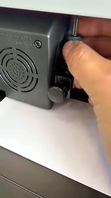 Inserting blade/pen holder into Vinyl4-family carriage clamp (SKU ask)